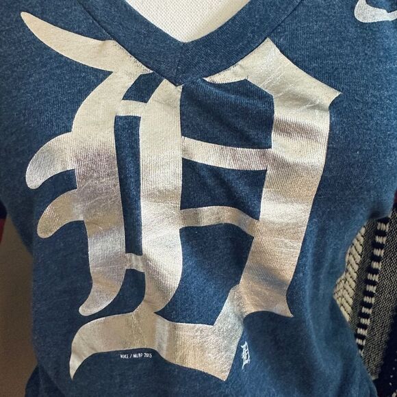 Women’s Nike Detroit Tigers Striped Sleeve Metallic Logo Baseball Tee - Picture 3 of 7